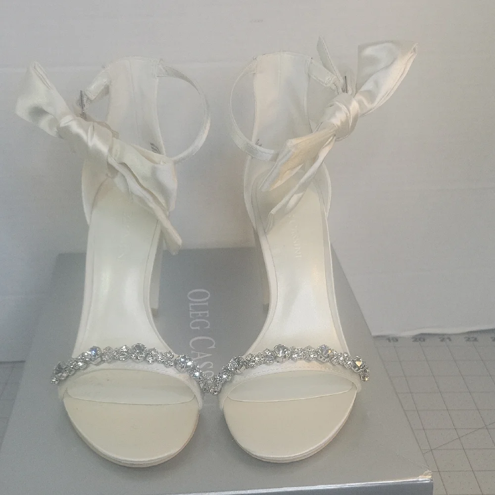 g Cassini Melania Ivory Bridal Heel Rhinestone Bow Size 6 NWT